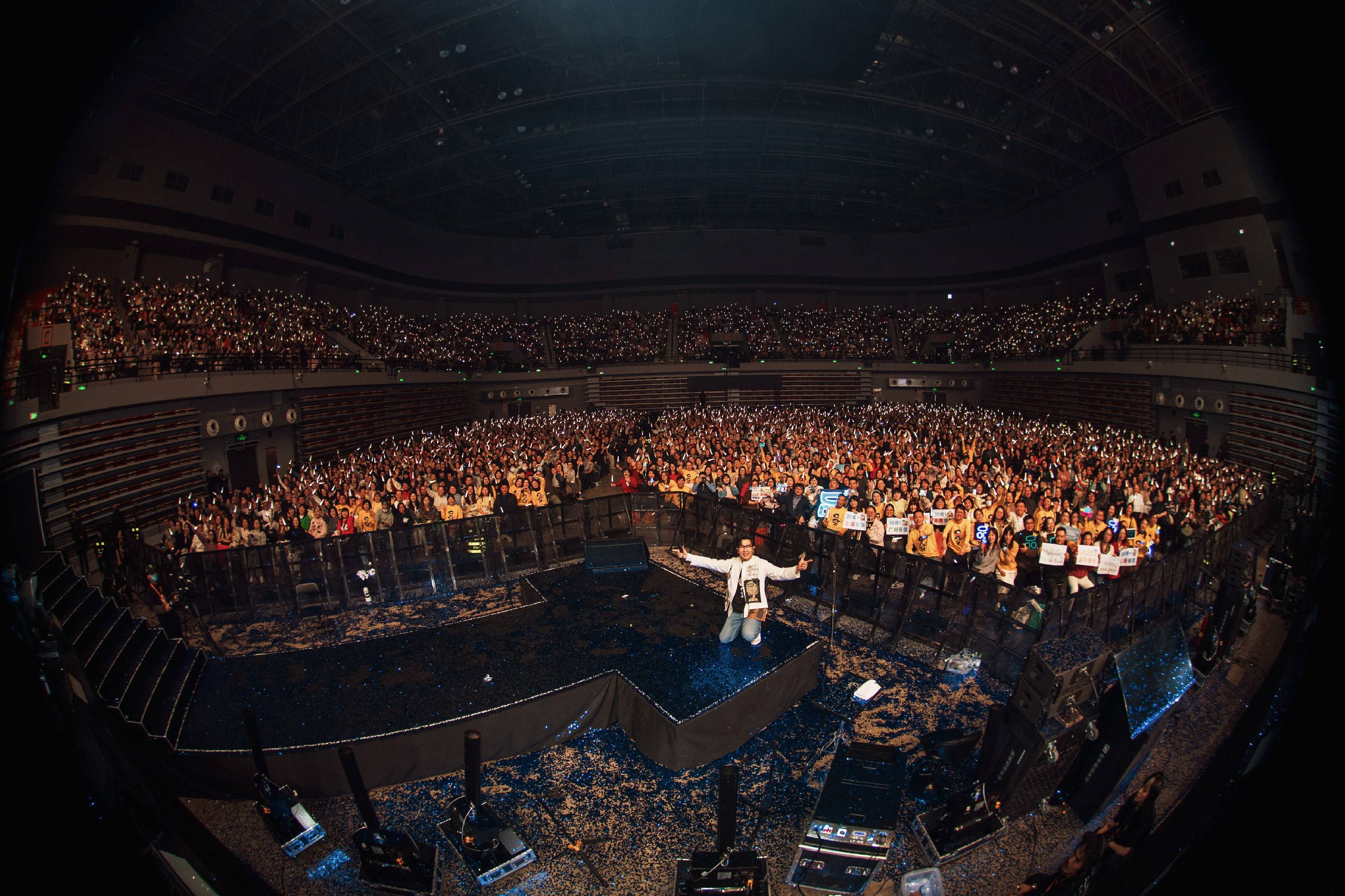 这场跨年演唱会太有爱了 《品冠哈啰 三十如一》隐藏宠粉天花板(这场跨年演唱会英文)