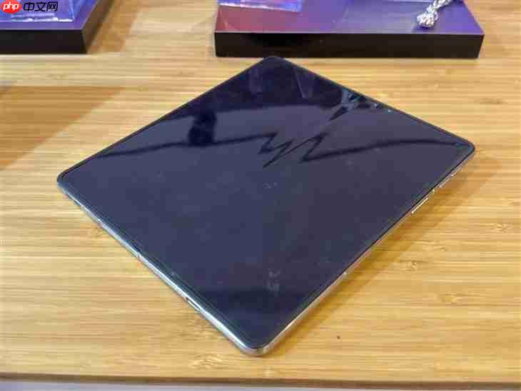 moto推出首款大折叠手机 8.1英寸2K内屏