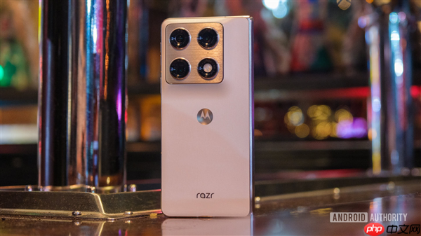 moto首款大折叠屏来了！moto Razr Fold亮相CES