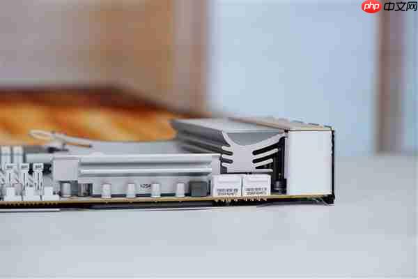 实木+皮革都用上了！技嘉木雕X870E AERO X3D WOOD主板图赏