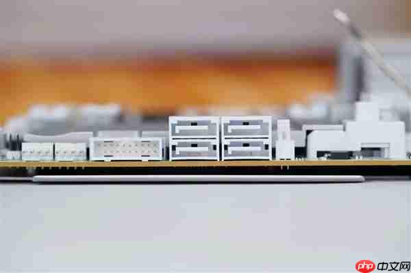 实木+皮革都用上了！技嘉木雕X870E AERO X3D WOOD主板图赏