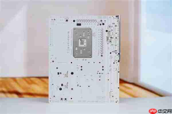 实木+皮革都用上了！技嘉木雕X870E AERO X3D WOOD主板图赏