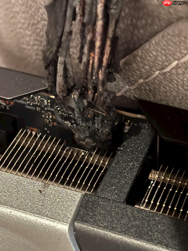 RTX 5090原装电源线起火面目全非！CPU水冷管惨遭波及