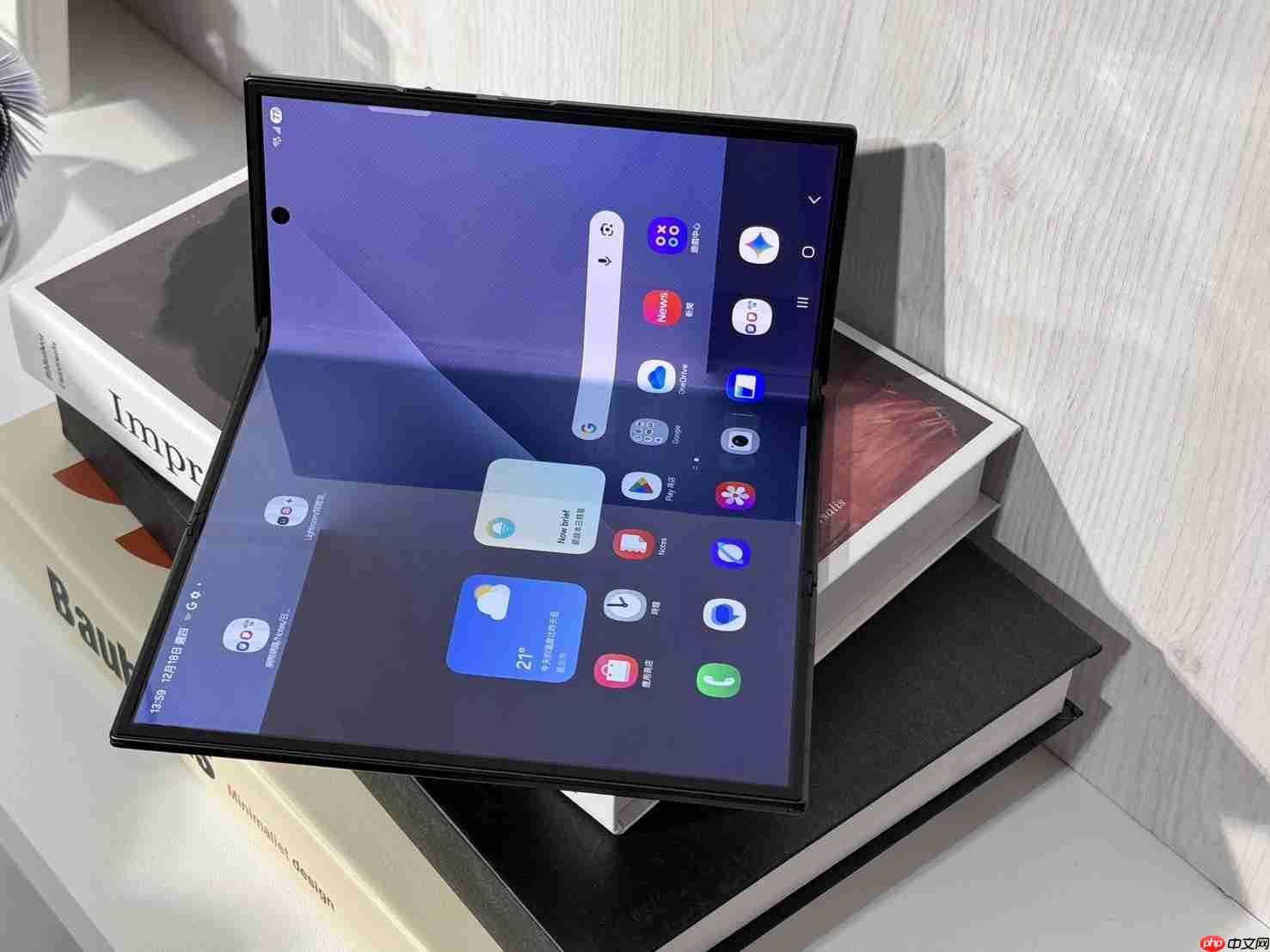 摺叠机天花板！三星Galaxy Z TriFold三摺机10吋巨幕 大展双内摺设计工艺