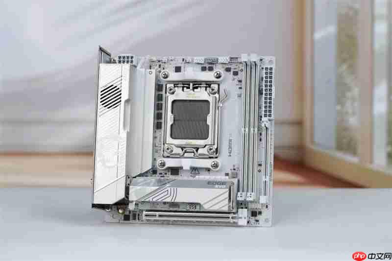 微星MPG X870I EDGE TI EVO WIFI 刀锋 钛主板评测：稳定释放200W 多种内存工具性能可提升50%