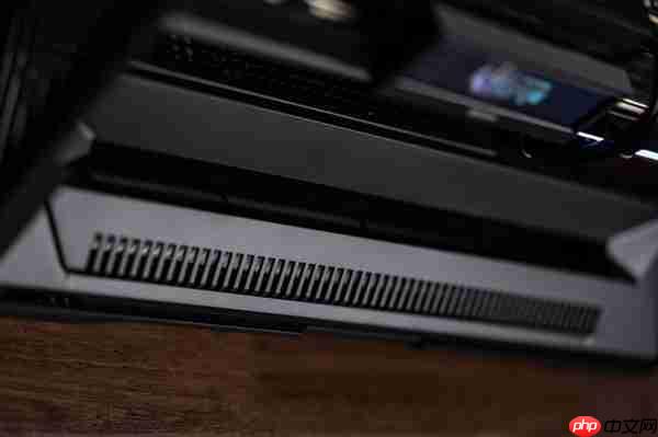 大幅瀑布曲面玻璃打破局限！七彩虹iGame C25A Vortex涡流机箱上市：699元