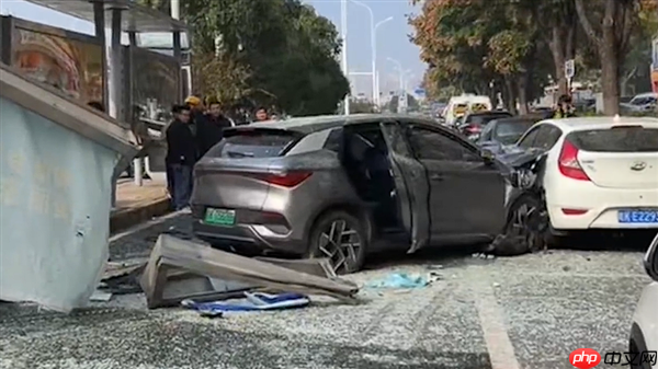 男子带病驾驶 剧烈咳嗽致误踩油门撞车：车辆几乎报废