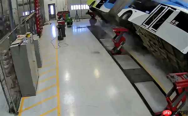 压缩天然气气瓶破裂 美国得州发生公交车爆炸起火事件