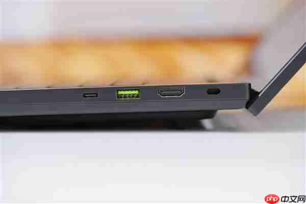 RTX 5090性能怪兽！雷蛇灵刃18 2025游戏本图赏