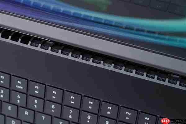 RTX 5090性能怪兽！雷蛇灵刃18 2025游戏本图赏