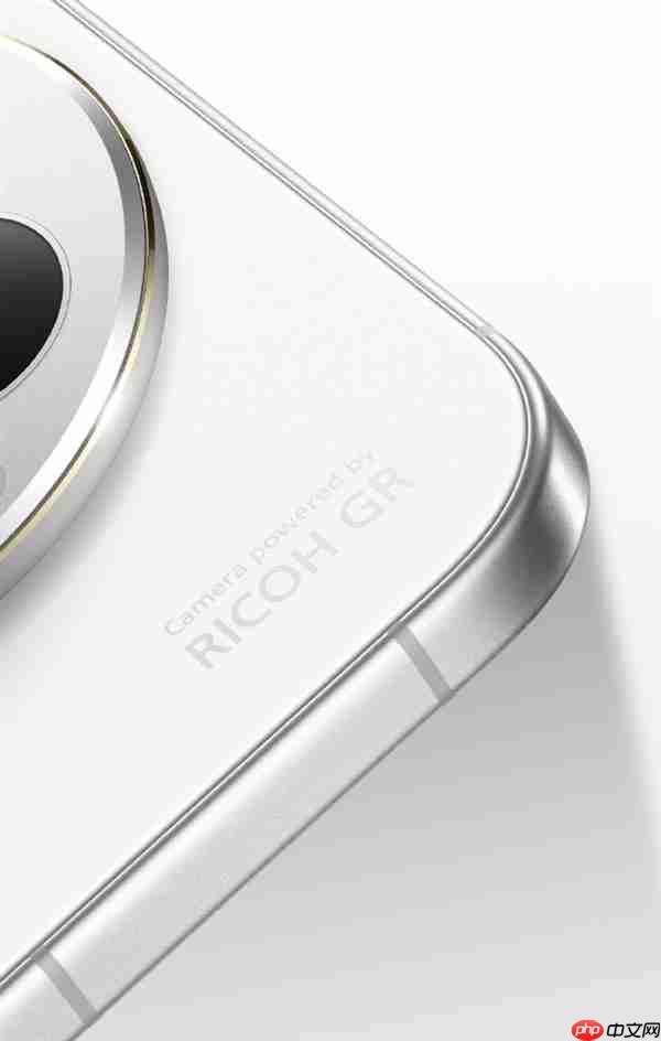 真我外观质感新巅峰！GT8 Pro设计细节公布 行业首创机械拼装+金属中框