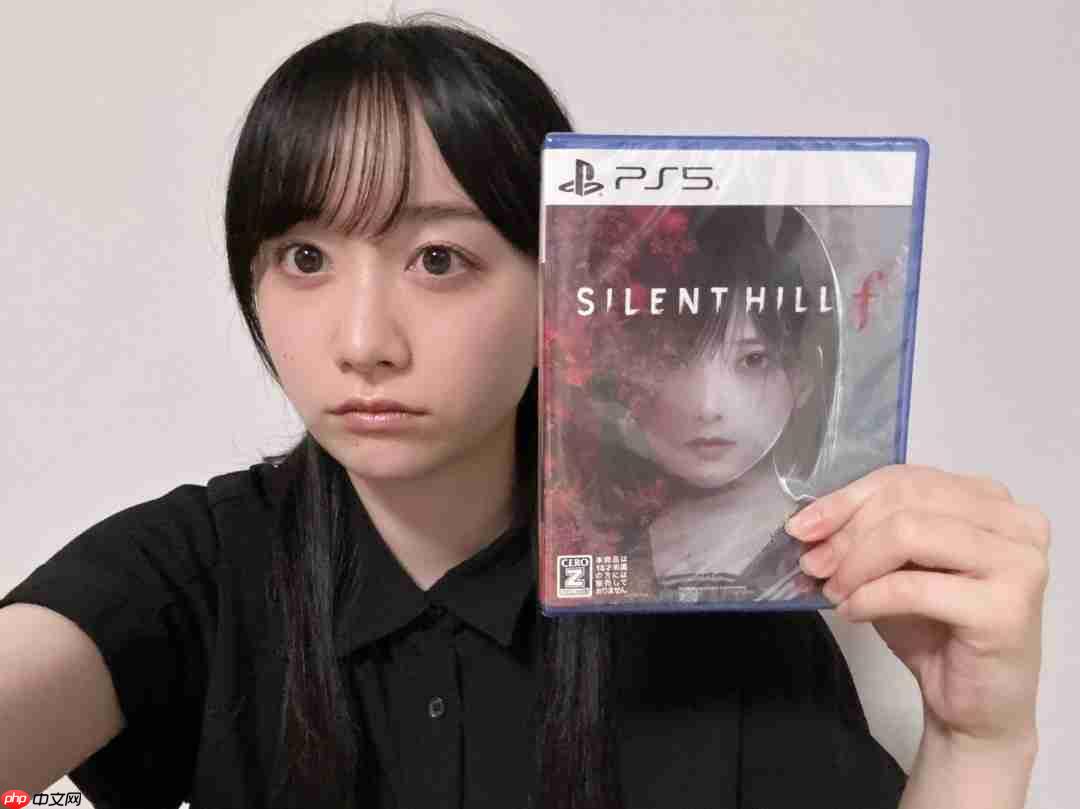 《寂静岭f》美女脸模晒与PS5光盘合照 很漂亮