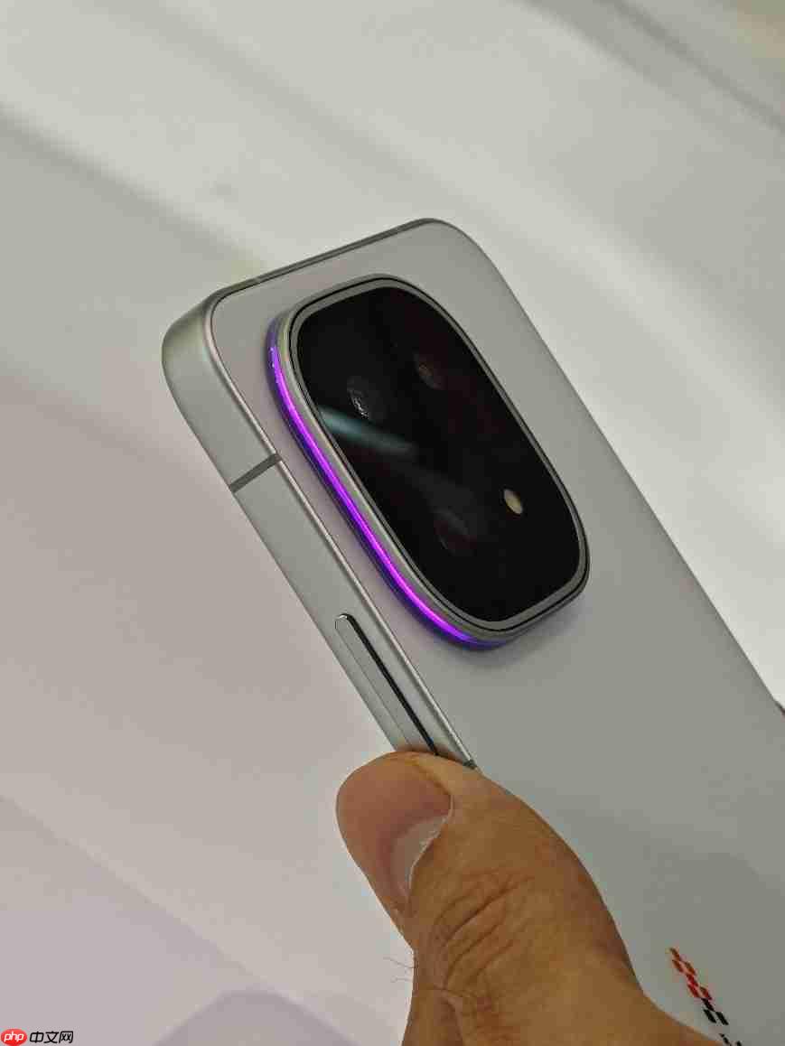 iQOO 15真机亮相VDC 2025：RGB镜头氛围灯加持，搭载OriginOS6