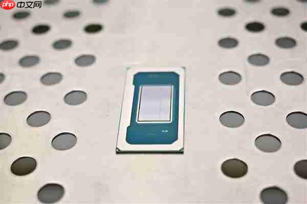 Intel 18A晶圆、芯片现场展示：妥妥的艺术品！