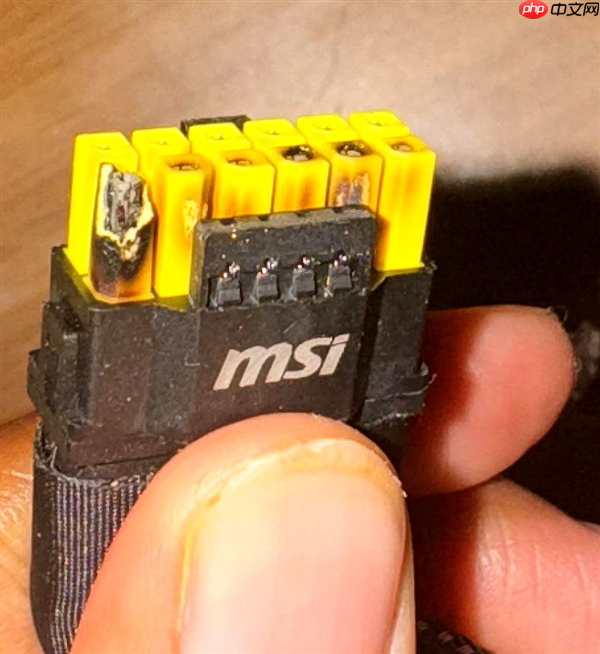 网友连续烧了两块RTX 5090！都是12V-2x6供电接口惹的祸