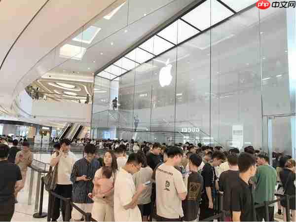 实探iPhone 17系列首发!Pro被冷落、标准版受追捧 店员直呼“有点忙不过来了”