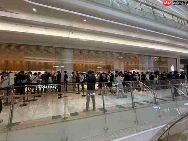 实探iPhone 17系列首发!Pro被冷落、标准版受追捧 店员直呼“有点忙不过来了”