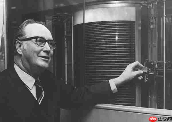 69年前 IBM发明第一块硬盘！容量只有3.75MB 但重达1吨