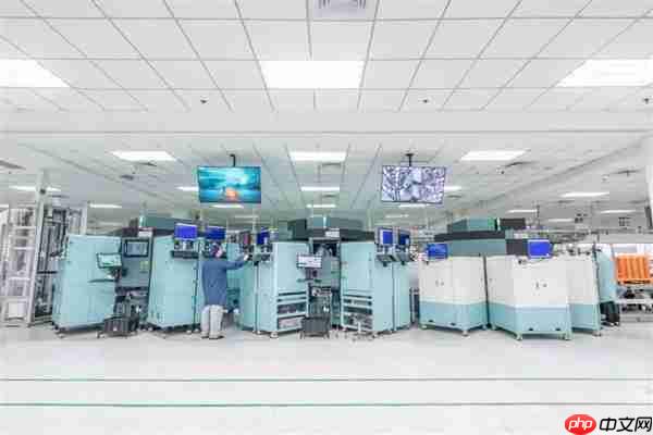 联想武汉造第300000000台智能手机下线：恰好是台moto折叠屏