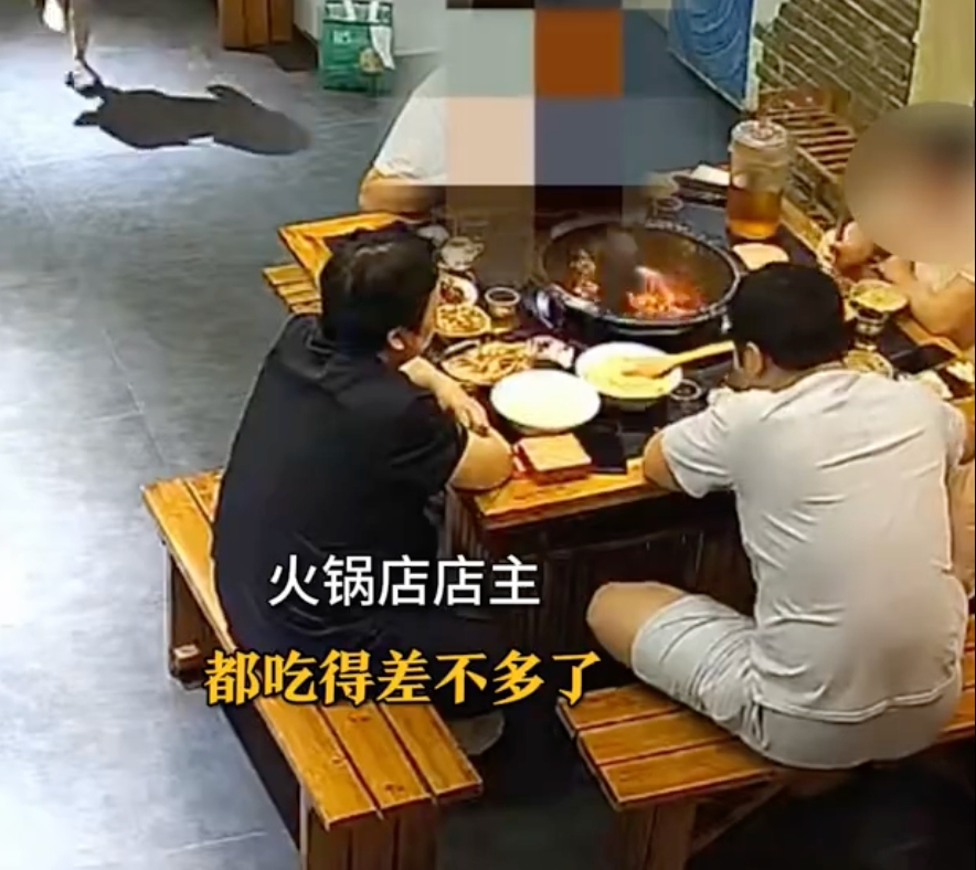 男孩玩耍将拖鞋踢进顾客火锅 店家回应：并未追究 - php中文网
