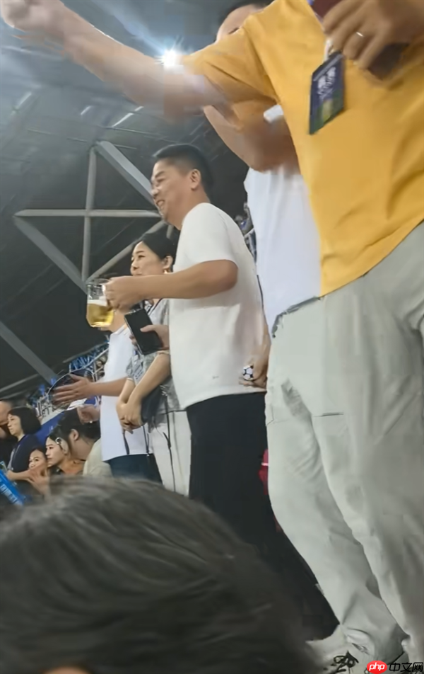 章泽天新照曝光：穿网球服骑单车少女感满满  网友：白到发光