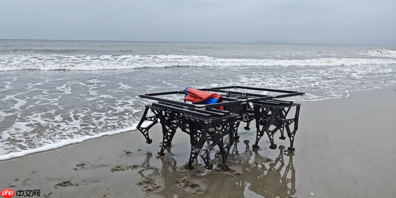 千樾铁马机器人亮相世界机器人大会重载 “硬汉” 演绎科技柔情