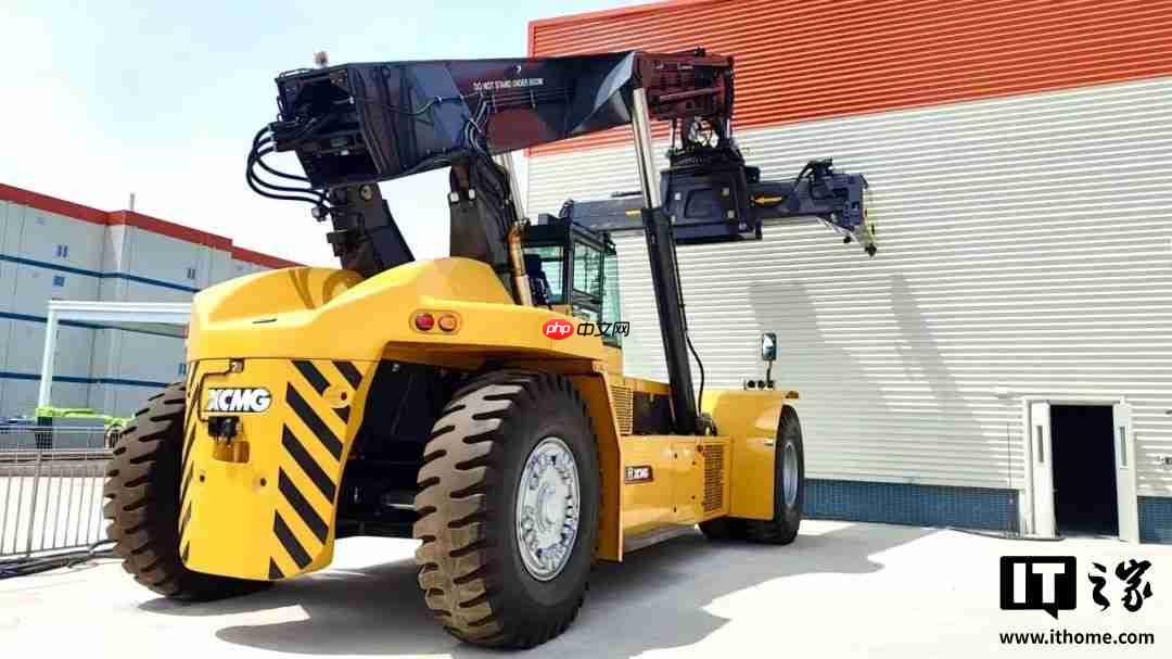 全球首台：我国专为储能领域定制的 65 吨级正面吊投入使用