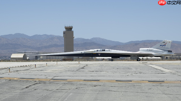 美国宇航局 X-59 超音速飞机完成首次低速滑行测试，为首飞做准备