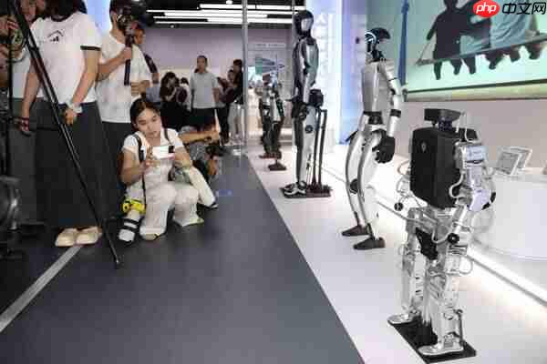 打造具身智能机器人4S店推出机器人主题餐厅"机器人焰究所"