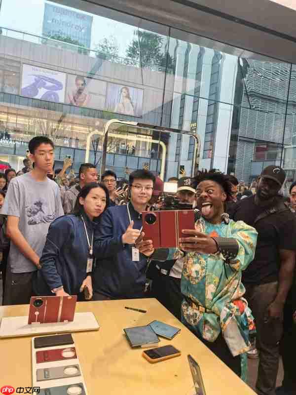 甲亢哥还在用华为三折叠手机！直播熟练使用分屏功能