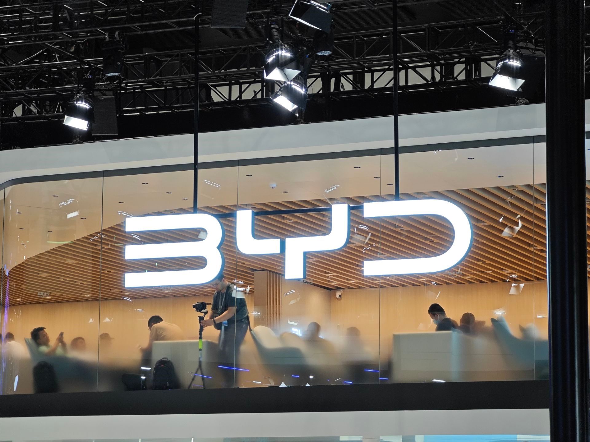 曝比亚迪1000V超充平台将于本月中旬发布 快充技术全面下放