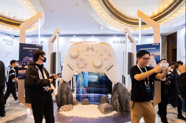 线下首曝 北通智能游戏手柄 星闪款亮相鸿蒙智联伙伴峰会
