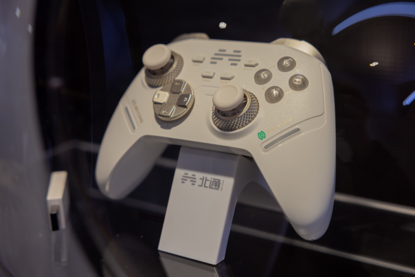线下首曝 北通智能游戏手柄 星闪款亮相鸿蒙智联伙伴峰会