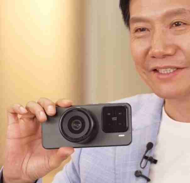 雷军首曝小米可换镜头手机：磁吸式相机级镜头引关注