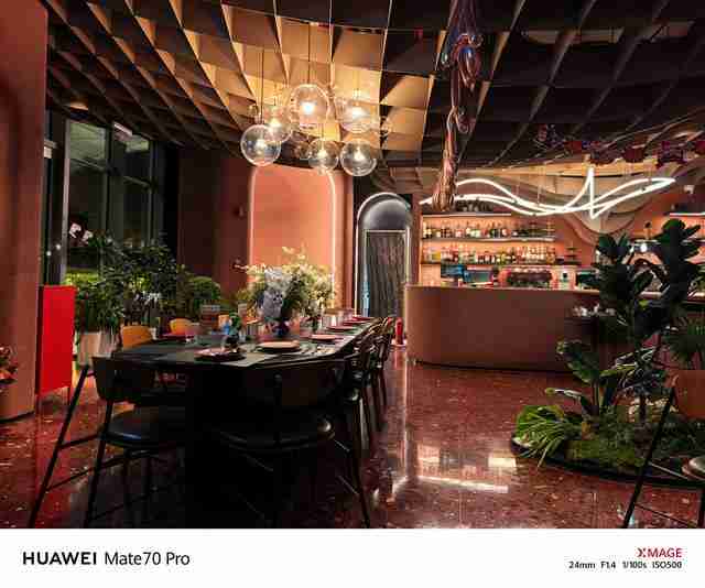 华为Mate 70 Pro拍照怎么样？红枫原色表现出色，96mm长焦彪悍