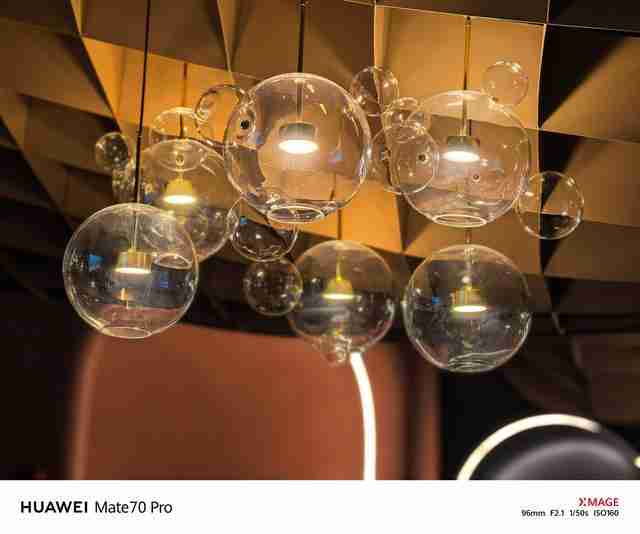 华为Mate 70 Pro拍照怎么样？红枫原色表现出色，96mm长焦彪悍