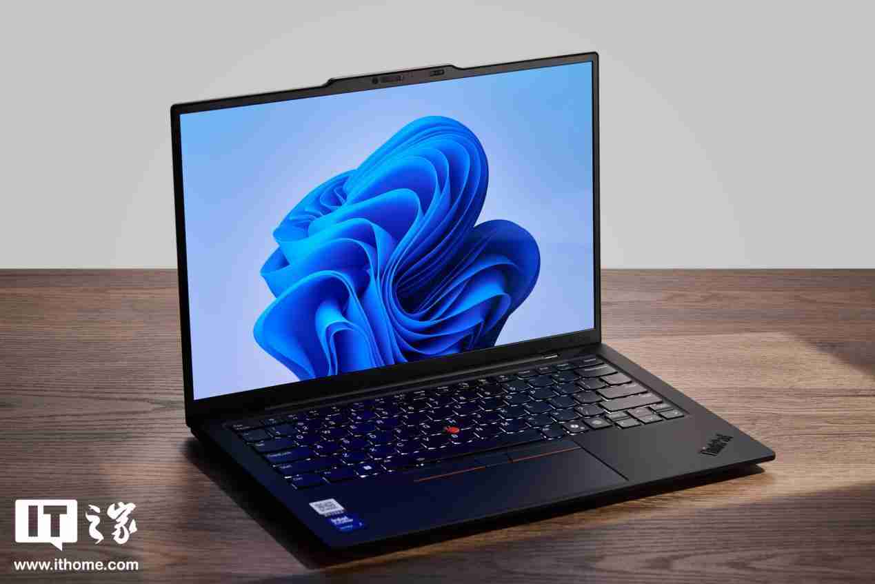 986g 超轻 AI PC 酷睿 Ultra 本，联想 ThinkPad X1 Carbon 2025 Aura 评测