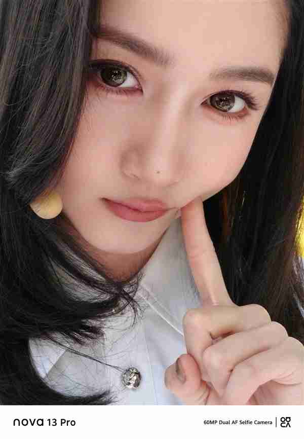 《晓彤格调局》尽显时尚格调：关晓彤手持nova 13 Pro拍摄绝美大片