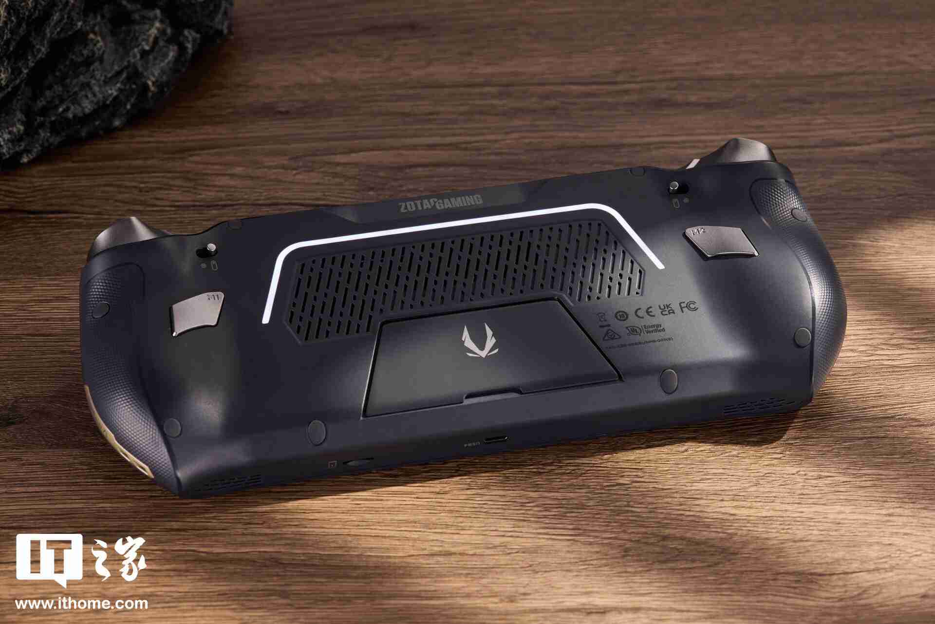 索泰 ZONE 游戏掌机图赏：120Hz AMOLED 屏、拨动式轮盘、双触控板、二段式扳机