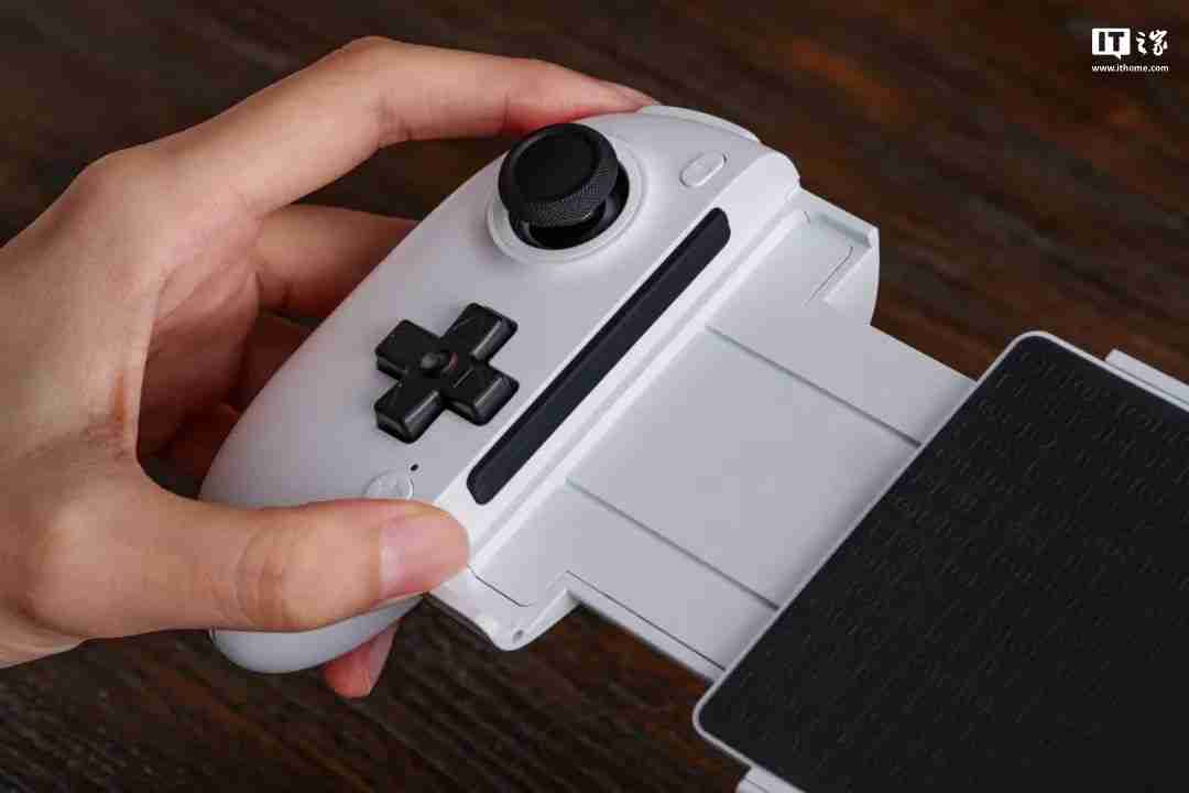 八位堂首款手游拉伸手柄发布：霍尔摇杆扳机、蓝牙连接，199 元