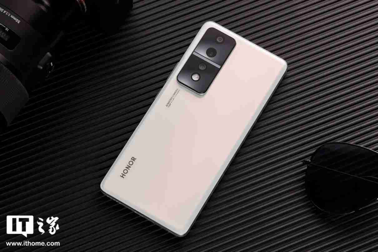 消息称荣耀 GT 新机搭载骁龙 8 Gen3 处理器，配备 1.5K LTPS 纯直屏