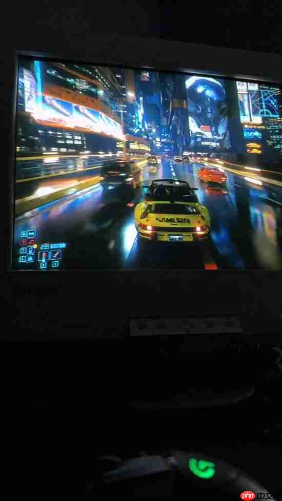 《2077》遇上老式大头显示器!运行超流畅 复古感十足