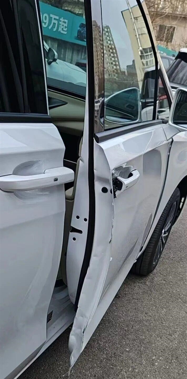 新车刚提6天遭4S店员开门杀！协商未果卖车 贬值3.5万元