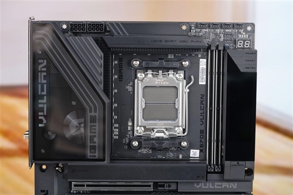 刷新超频记录！七彩虹iGame X870E Vulcan OC V14图赏