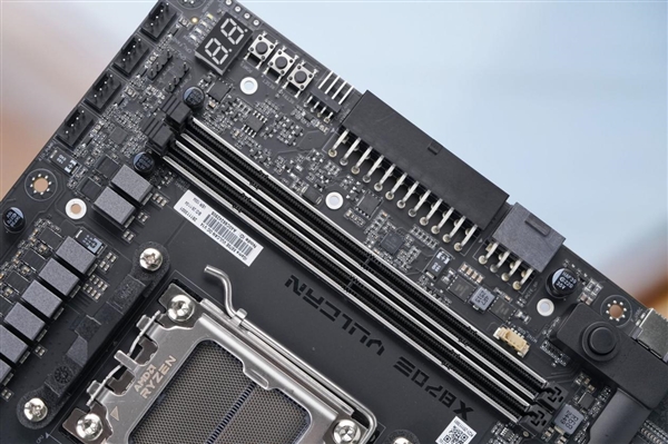 刷新超频记录！七彩虹iGame X870E Vulcan OC V14图赏