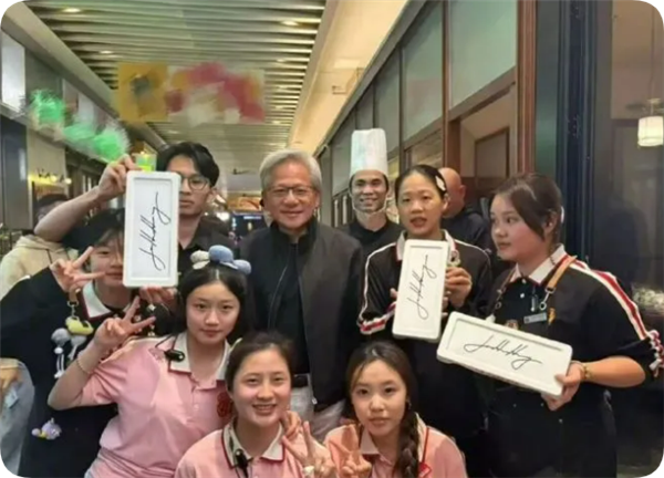 黄仁勋现身深圳吃牛肉火锅 7人消费800余元 大赞牛肉很新鲜很好吃