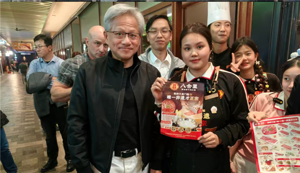 会做生意！饭店老板在桌上放牌子：英伟达CEO千亿富豪黄仁勋坐过的位置
