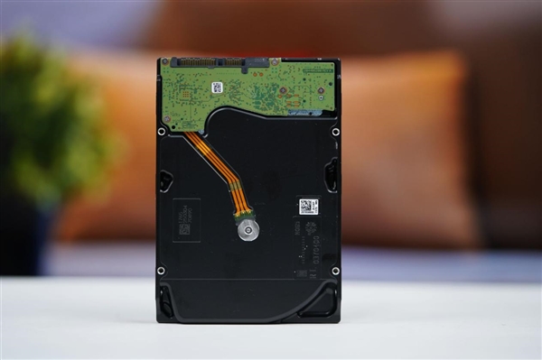 终于告别SMR叠瓦盘！希捷银河Exos 32TB硬盘图赏