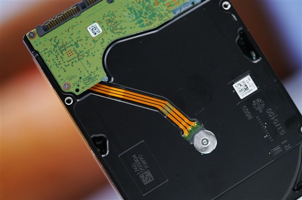 终于告别SMR叠瓦盘！希捷银河Exos 32TB硬盘图赏