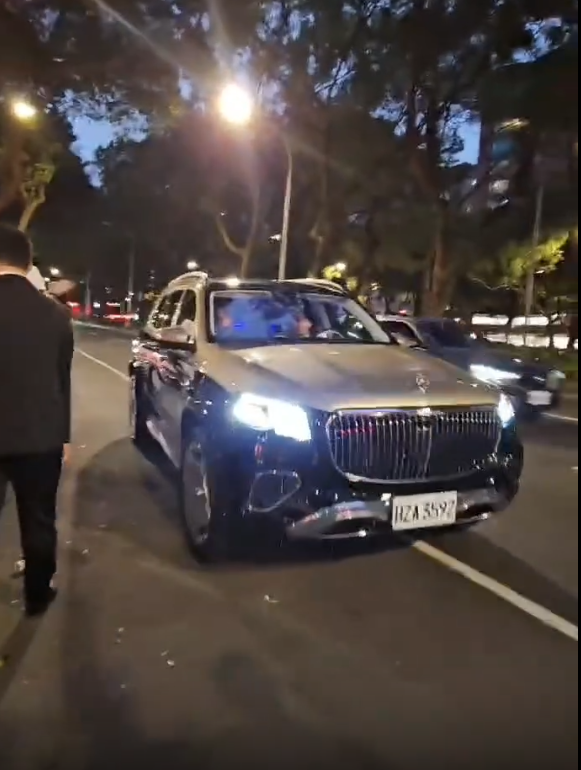 黄仁勋换车了!奔驰迈巴赫GLS 600双拼色车身、大饼轮毂霸气侧露